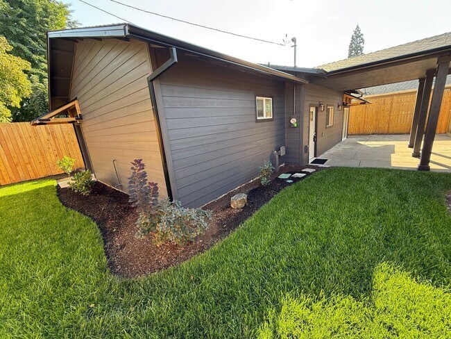 Building Photo - 1330-1334 SW 8th Ave Triplex/crema102-626