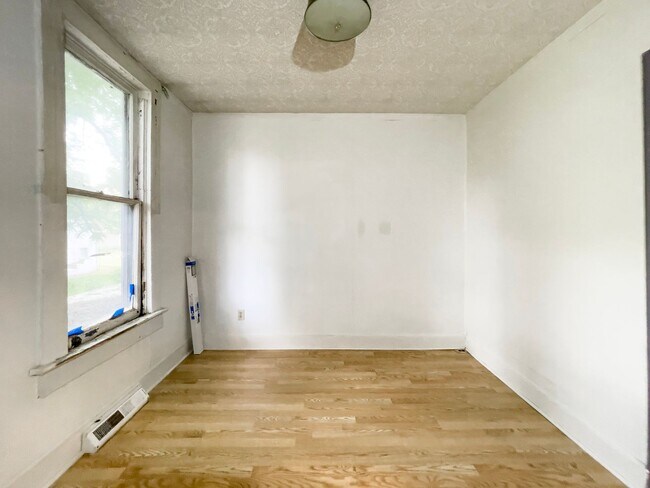 Building Photo - 1810 E 6th St