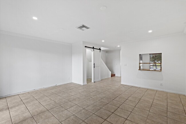 Building Photo - 814 Hill Dr