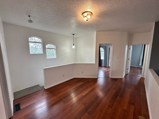 Building Photo - Tons of Character! 3 bed 2.5 bath amazing ...