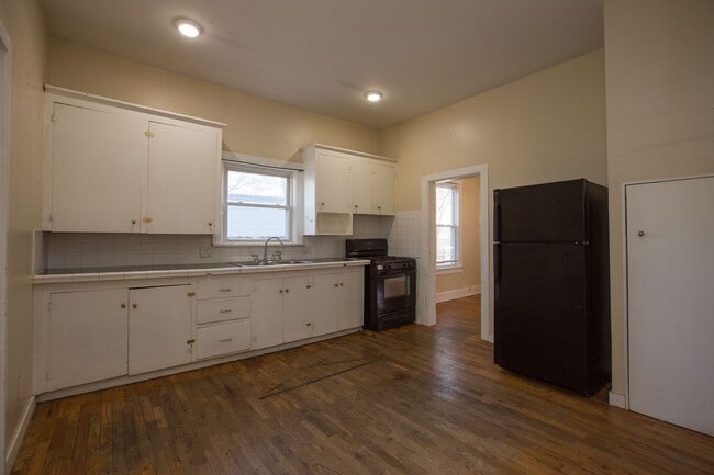 Building Photo - Charming Old Town Bungalow!
