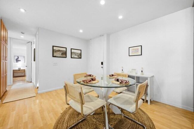 Building Photo - 6333 La Jolla Blvd