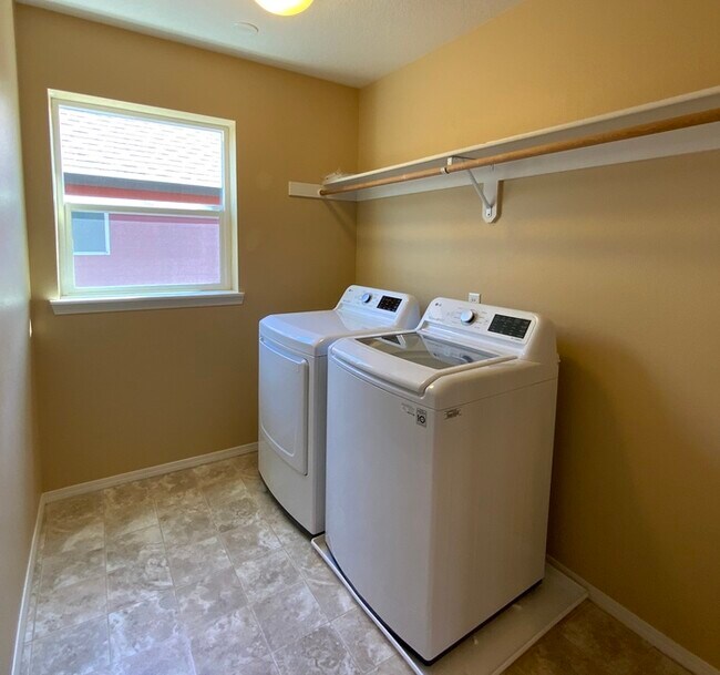 Building Photo - Gorgeous 3 Bedroom Arbor Rose Home!