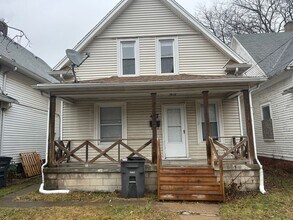 Building Photo - 3 Bedroom House