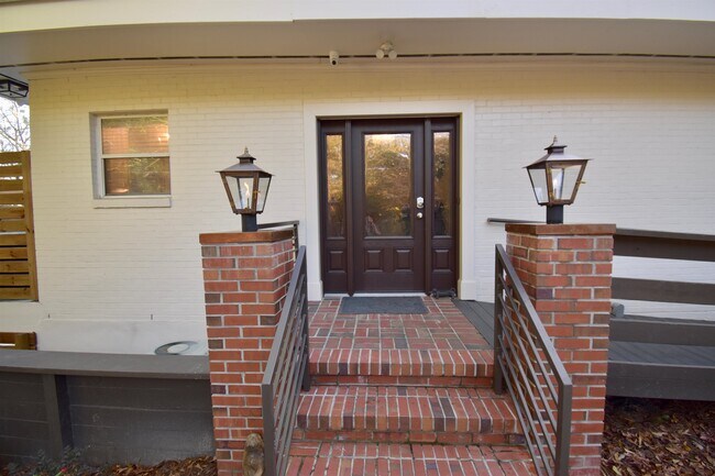 Building Photo - 2002 Greenwood Dr