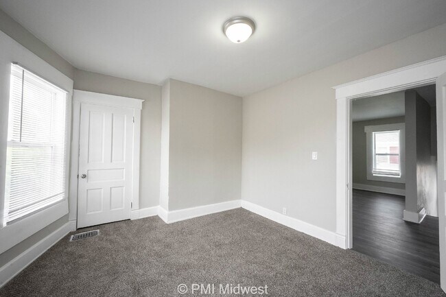 Building Photo - "Charming 3-Bedroom Duplex Haven on W 29th St – Spacious 1031 Sq Ft Gem in Indianapolis!"