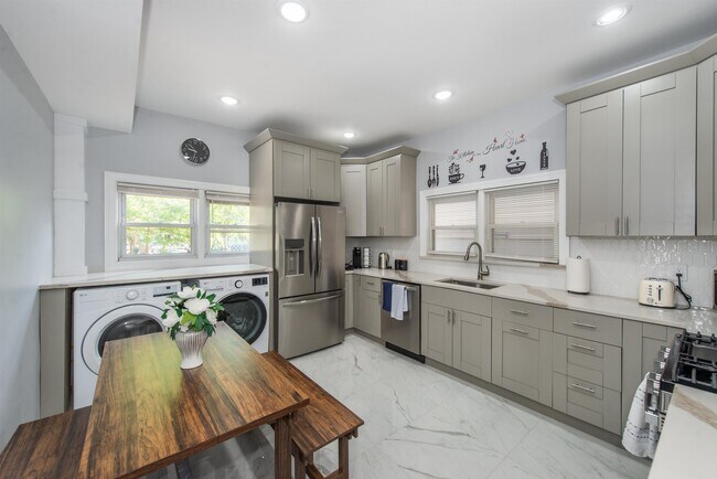 Building Photo - 19 W 27th St