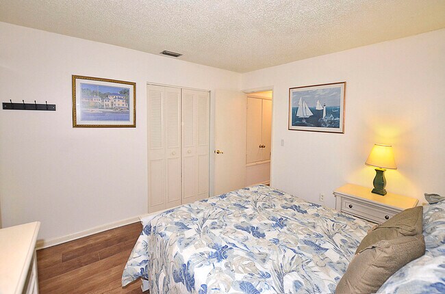 Building Photo - 900 Jasmine Ln