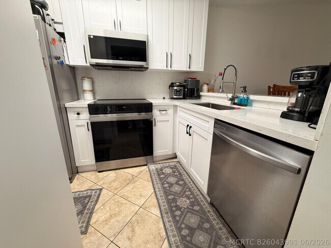 Building Photo - 9923 Three Lakes Cir