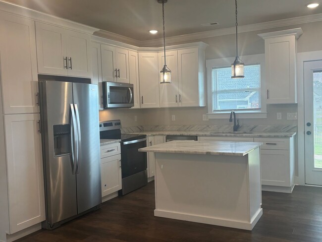 Building Photo - Beautiful New Build 4 Bed, 3.5 Bath, 2 Car...