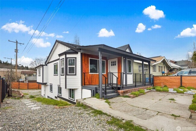 Building Photo - 5 Bedroom 2 Bathroom House with Large Lot