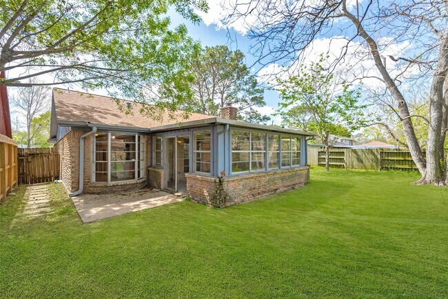 Building Photo - 807 Seacliff Dr