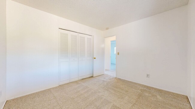 Building Photo - 4 Bedroom 2 Full Bathroom Single Family Ho...