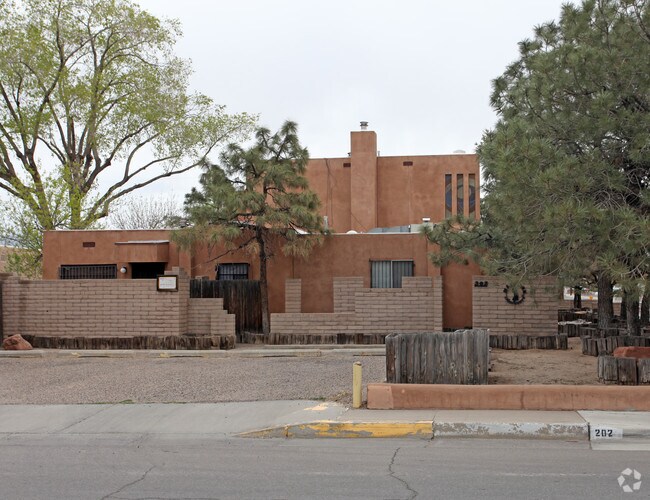 Building Photo - 202 Quincy St NE