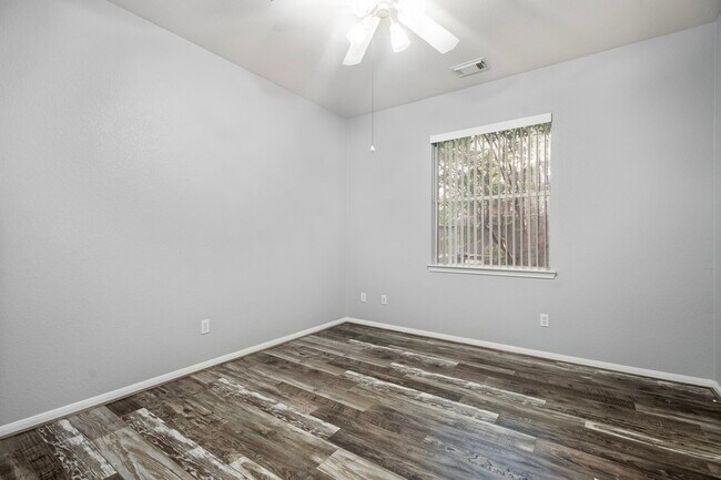 Building Photo - 421 Livingstone Ln