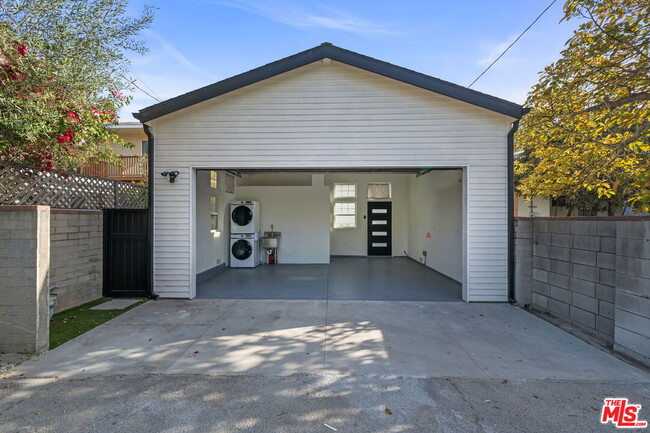 Building Photo - 841 Oxford Ave