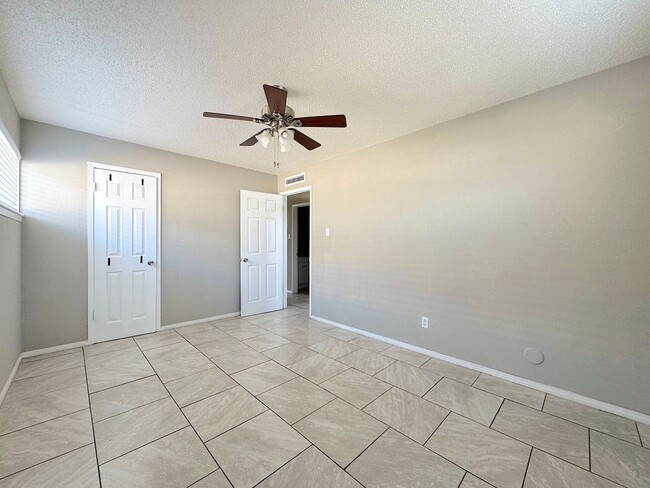 Building Photo - East El Paso Gated - Refrig A/C 2bed Townh...