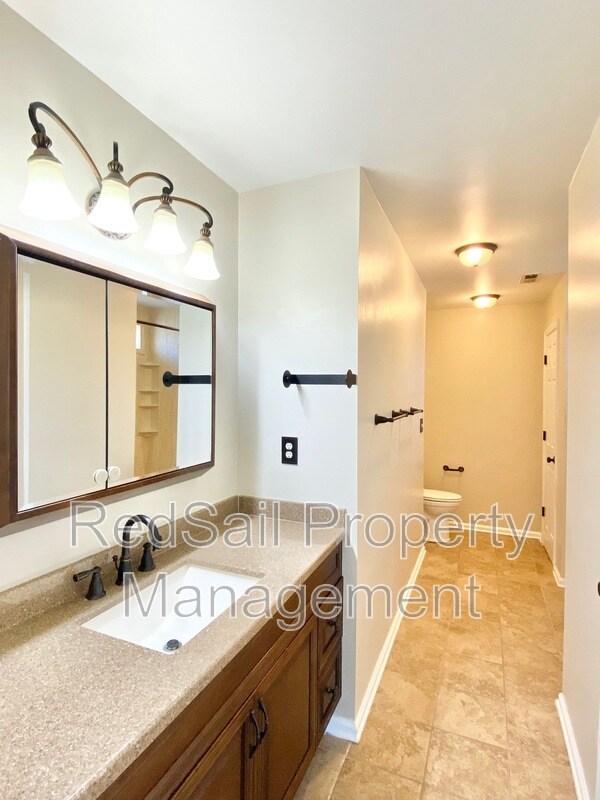 Building Photo - 1319 Pinecroft Ln