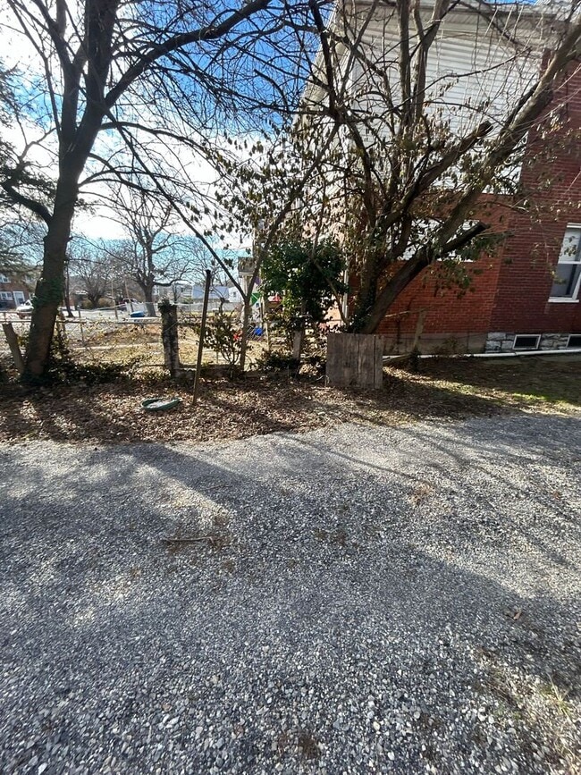 Building Photo - 330 N High St