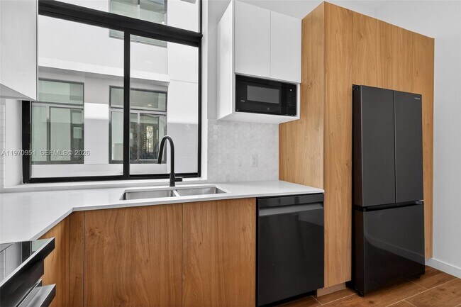 Building Photo - 529 NE 61st St