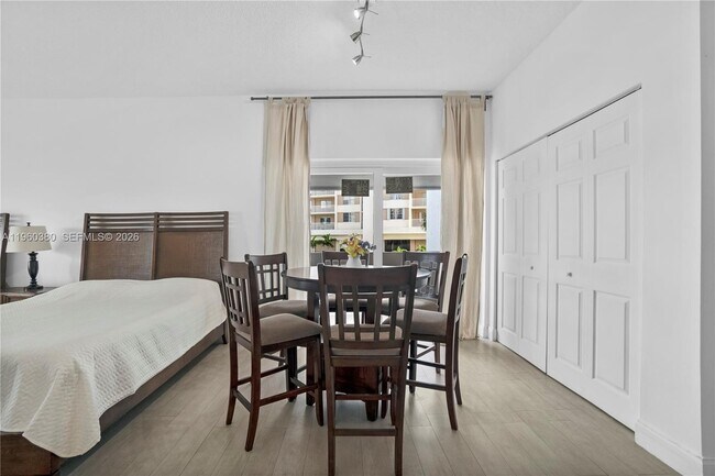 Building Photo - 500 Bayview Dr