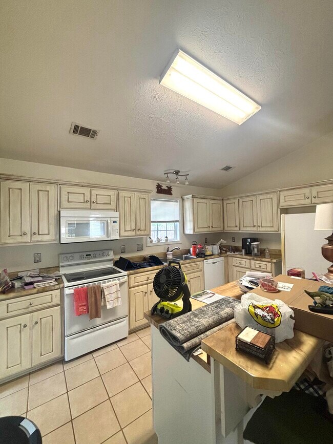 Building Photo - 398 Beryl Dr