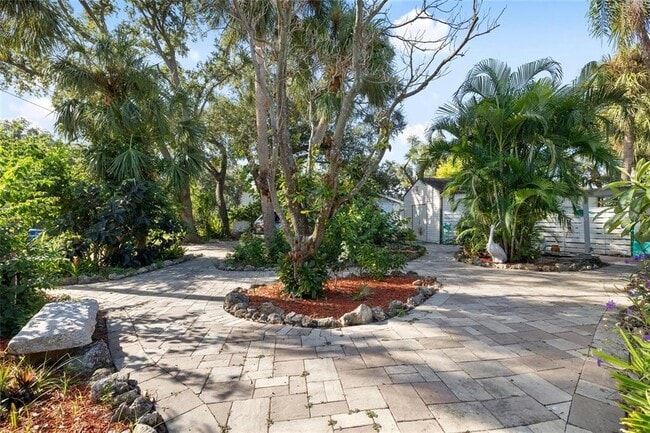 Building Photo - 8825 Oak St