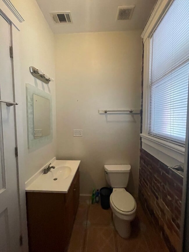 Building Photo - SPACIOUS EASTSIDE APARTMENT