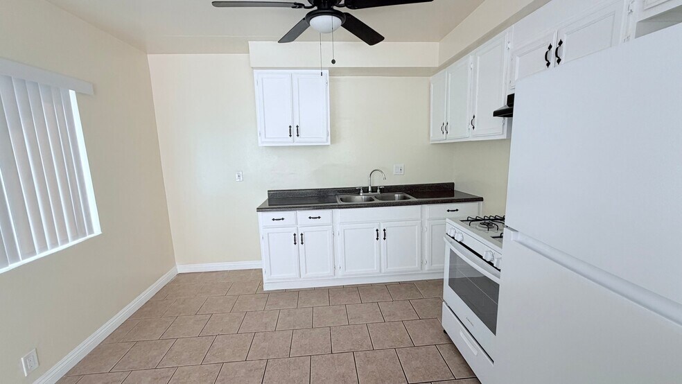 Building Photo - 810 W Duarte Rd