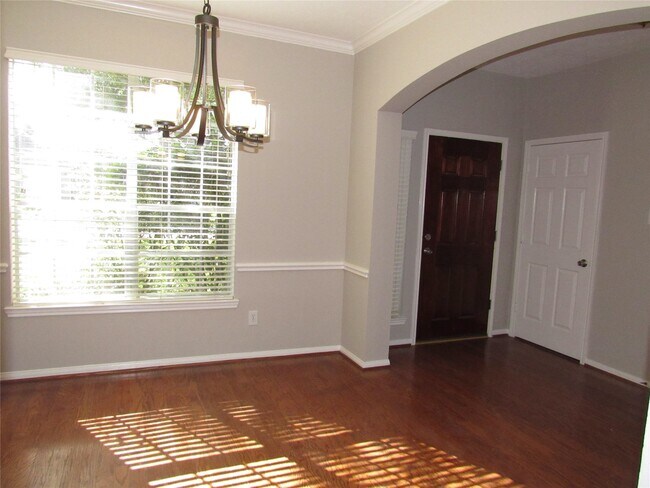 Building Photo - 3519 Englewood Dr