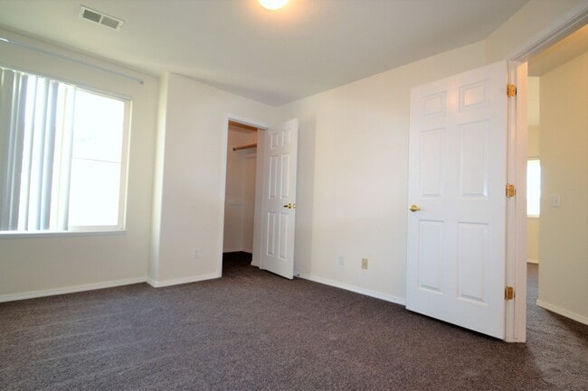 Building Photo - Cute & Cozy Apartment with One Car Garage ...