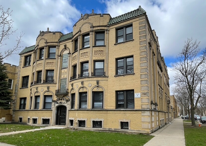 Building Photo - 3225 W Catalpa Ave