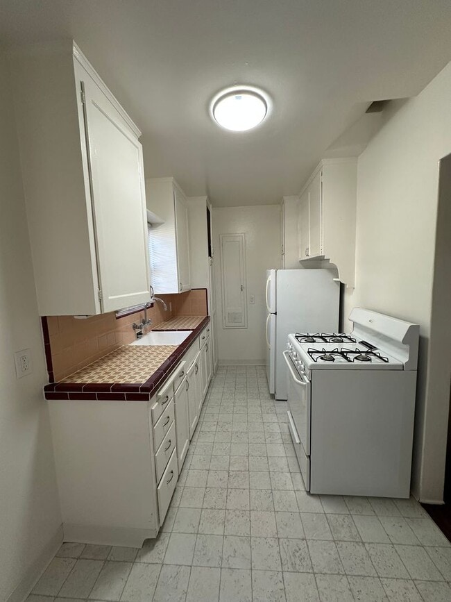 Building Photo - 505 W Maple St