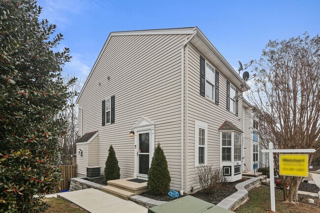 Building Photo - Bright & Spacious 3-Bedroom, 2 Full & 2 Half Bath in New Market