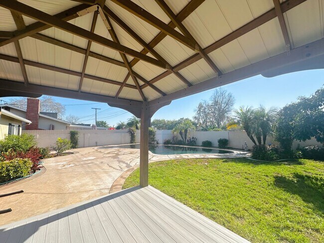 Building Photo - Beautiful 2-story pool home
