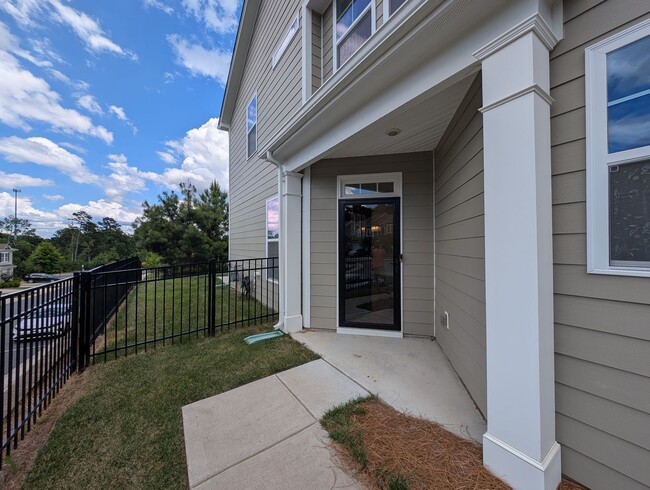 Building Photo - Modern Corner Lot Townhome located in the Ivy Ridge Community in South Carolina !