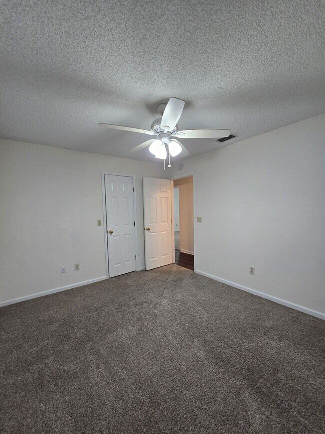 Building Photo - 3 Bedroom 2 Bath at Chimney Lakes