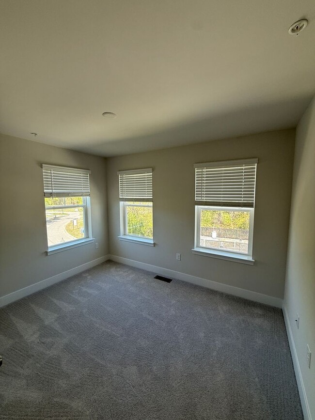 Building Photo - 2102 Winterberry Ln