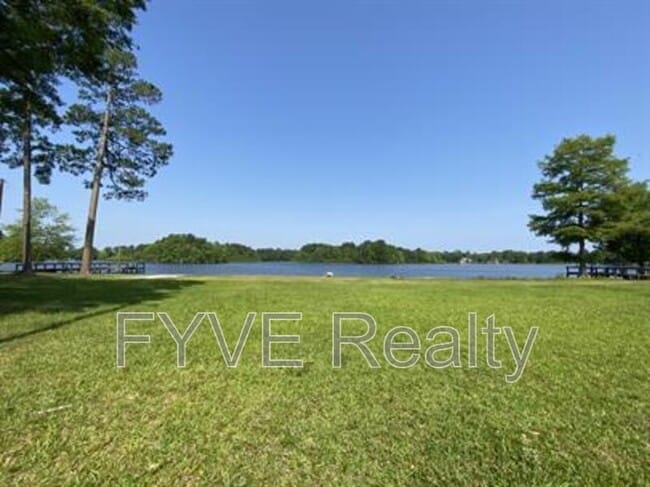 Building Photo - 282 Fountain Lake Dr