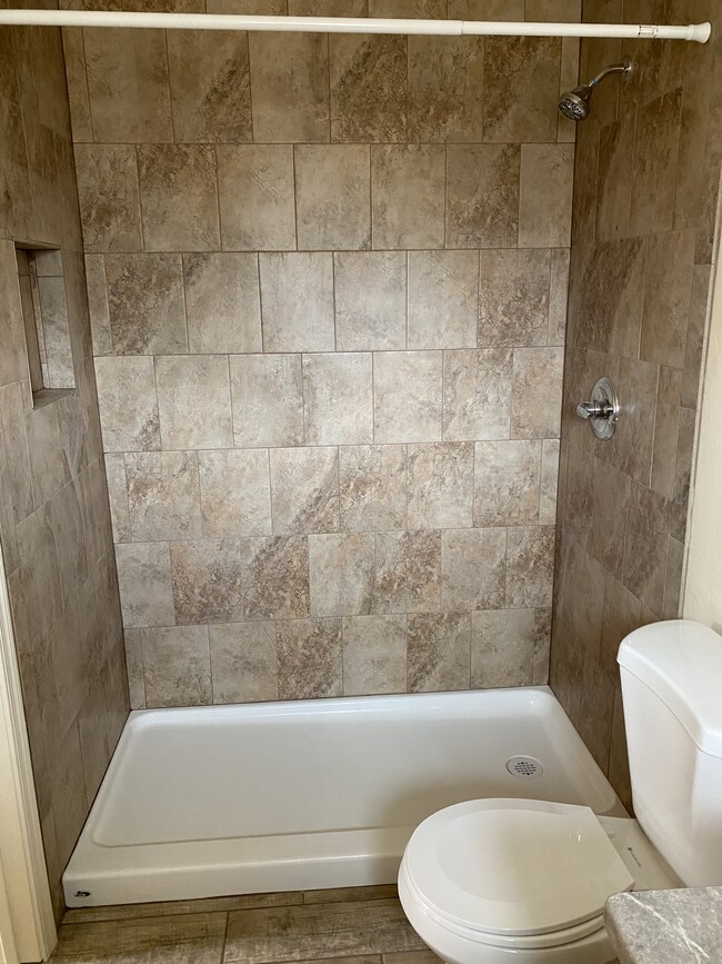 Shower - 1001 Elledge Dr