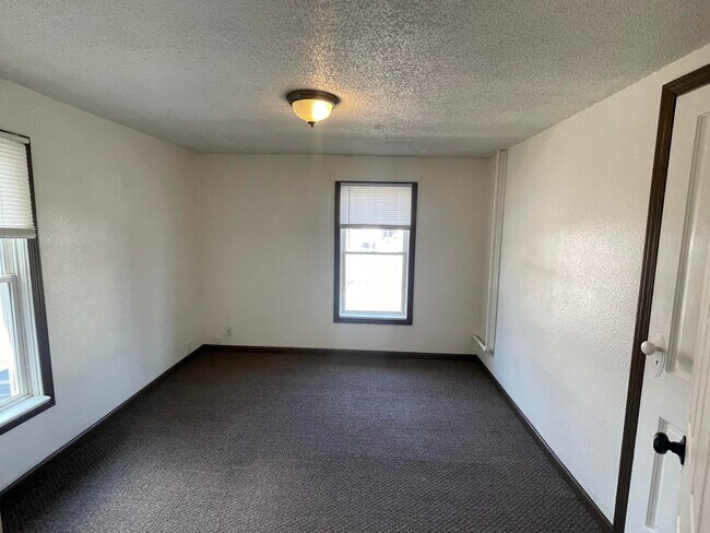 Building Photo - 560 8th Ave N