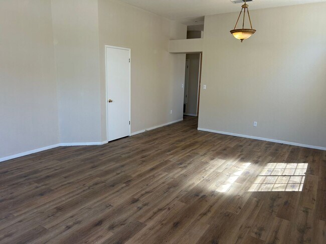 Building Photo - 580 Creekwood Ct