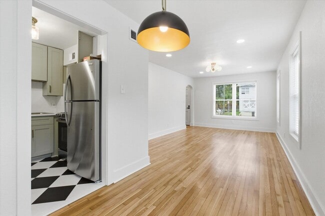 Building Photo - 421 E Jennings St