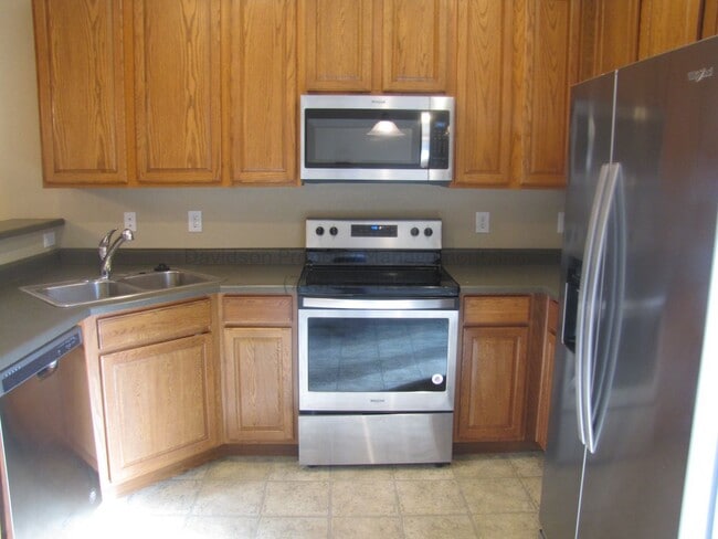 Building Photo - Beautiful 2 Bedroom Townhouse Near The Air...