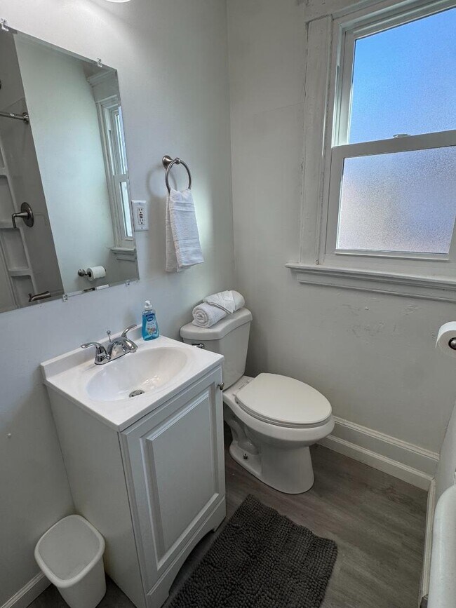 Building Photo - 504 N Roosevelt Ave