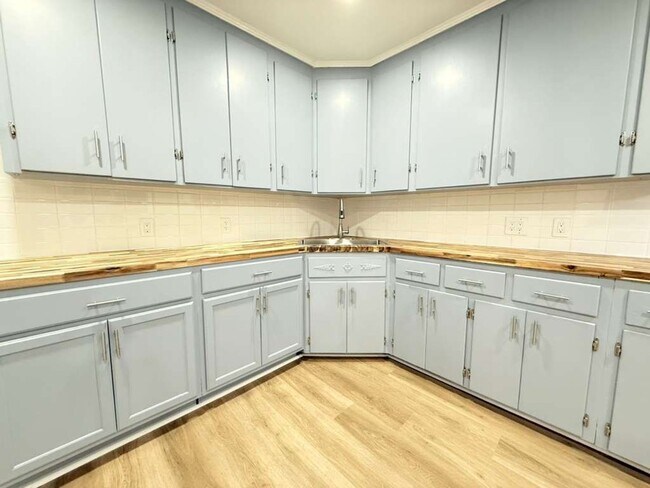 Building Photo - FOR RENT – FULLY REMODELED 4 BEDROOM | 2 BATH HOME!