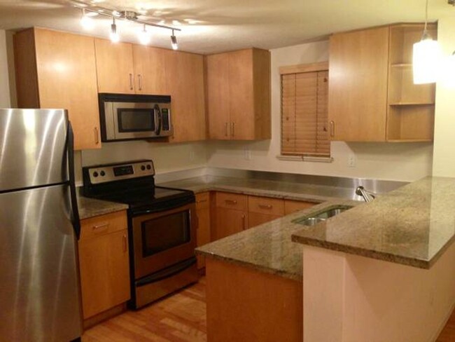 Building Photo - Updated 1 Bed 1 Bath Condo Easy Access to ...