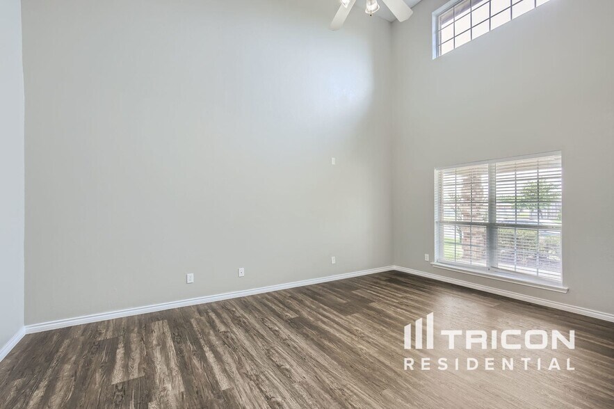 Building Photo - 2716 Mockingbird St