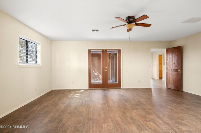 Building Photo - Amazing views, seated on 5 acres