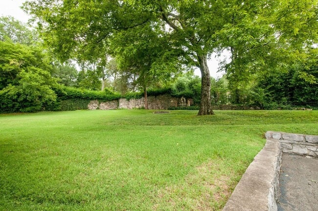Building Photo - English Cottage in the heart of Belle Meade